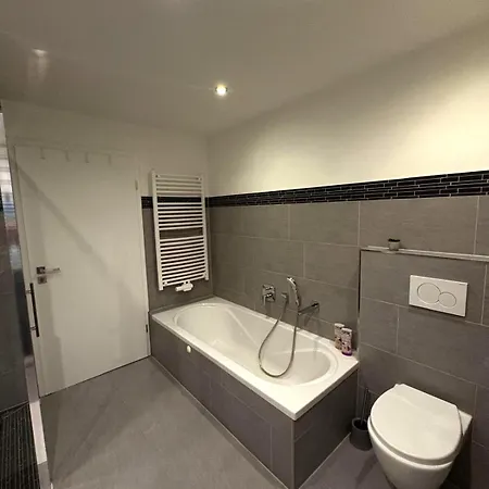Modern Living, Frisch Renoviertes Im Herzen Von דירה *